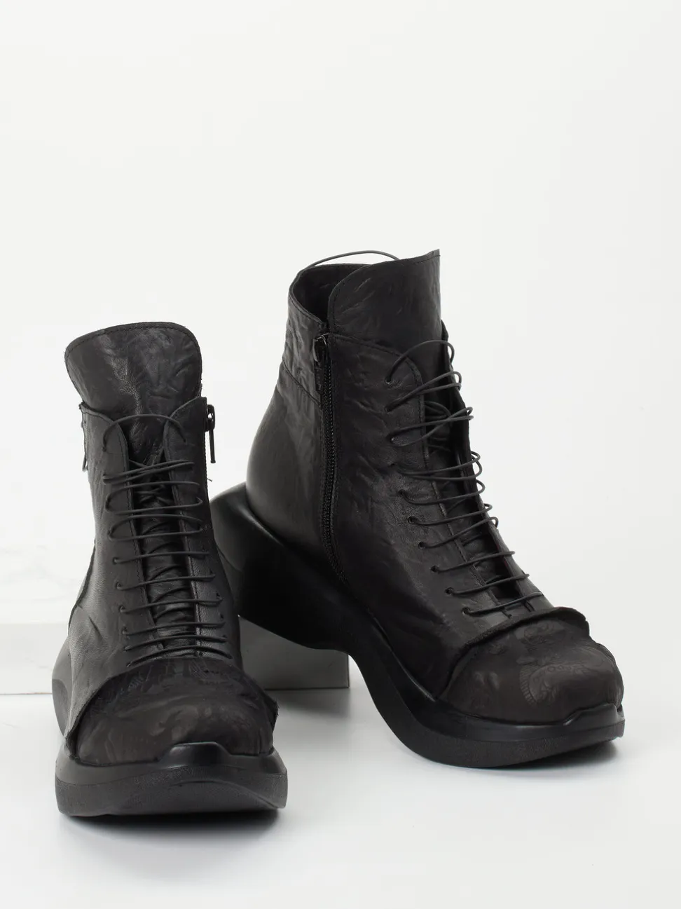 Papucei – Schnürstiefelette aus Lammleder in Schwarz
