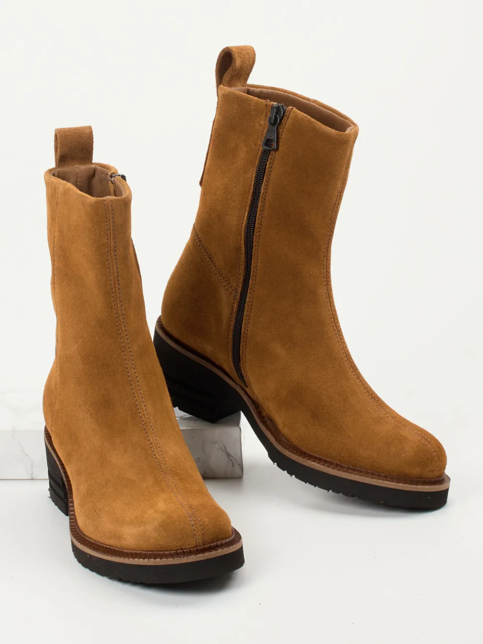 Piedi Nudi – Ankle Boots aus Veloursleder Cognac