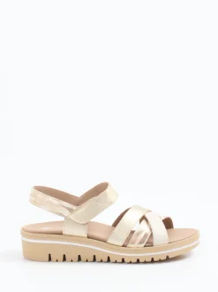 Piesanto – Komfortsandale aus Metallicleder Beige