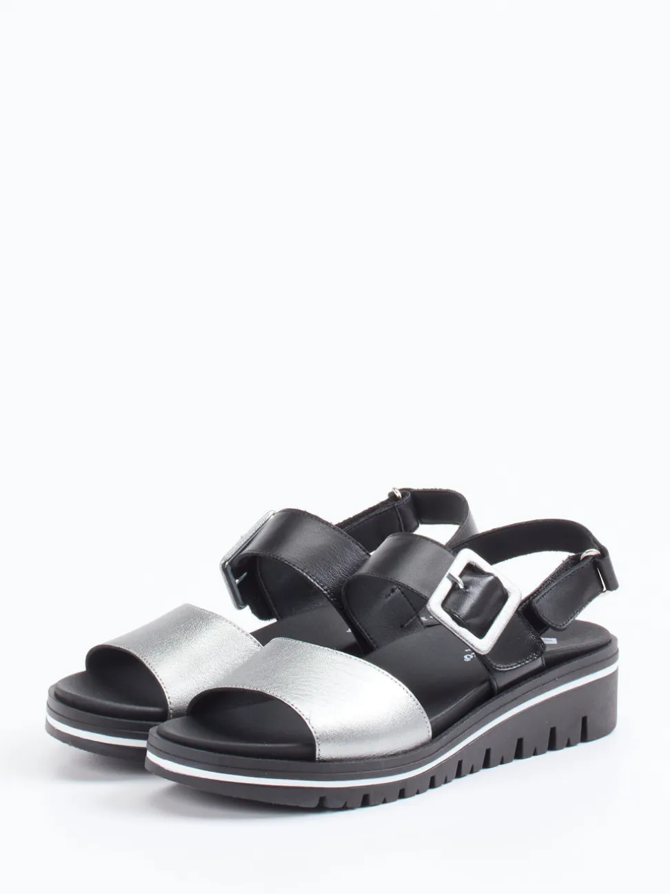 Piesanto – Plateau-Sandalen aus Kalbleder silberfarben