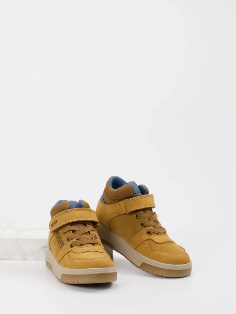 Primigi – Mid-Top Sneaker aus Nubukleder honiggelb
