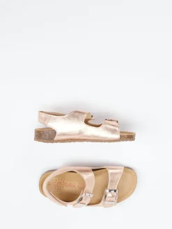 Primigi – Sandalen aus Metallicleder in Roségold