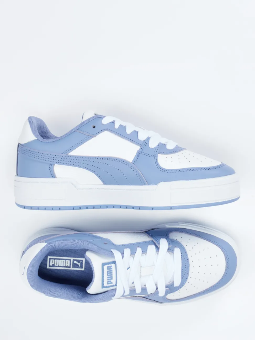 Puma – Sneaker aus Leder in Hellblau-Weiß