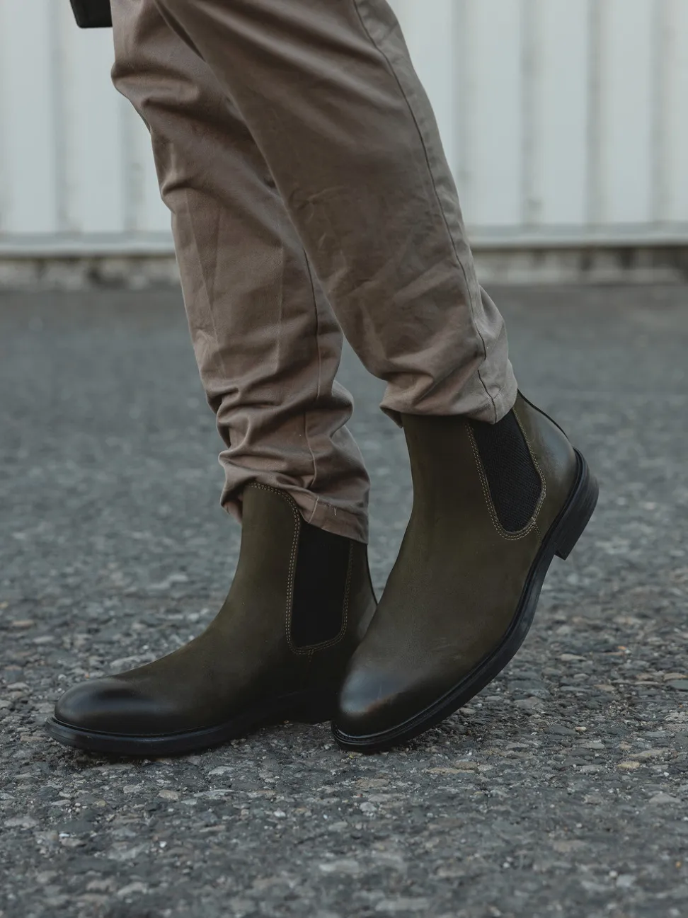 Ralph Harrison – Chelsea Boots aus Nubukleder Olivgrün