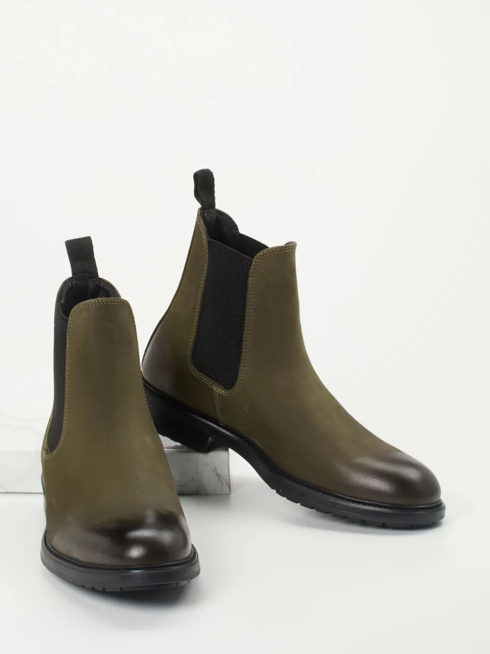 Ralph Harrison – Chelsea Boots aus Nubukleder Olivgrün