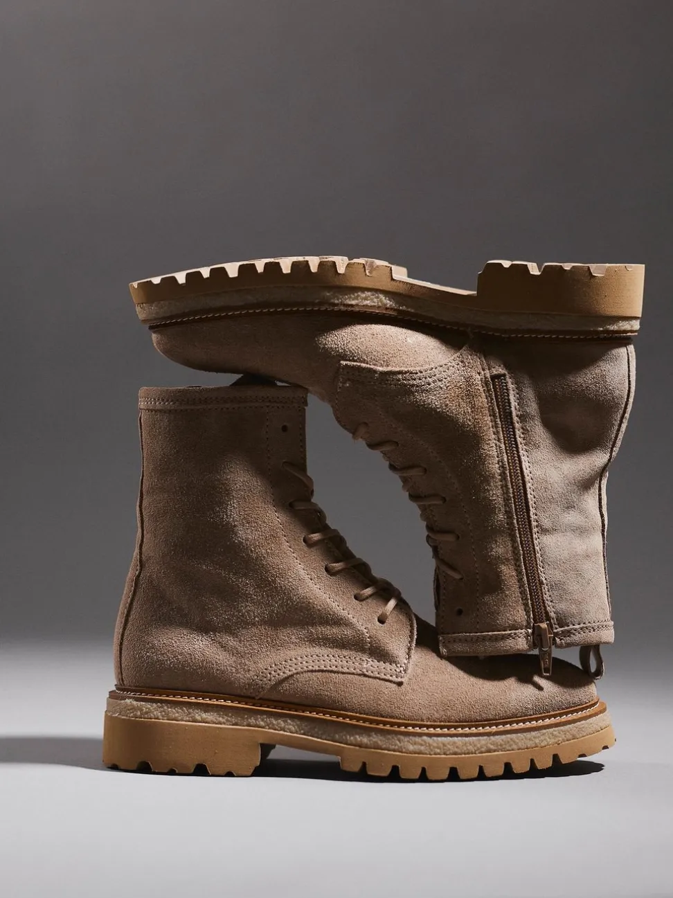 Ralph Harrison – Schnürstiefelette aus Veloursleder Sand
