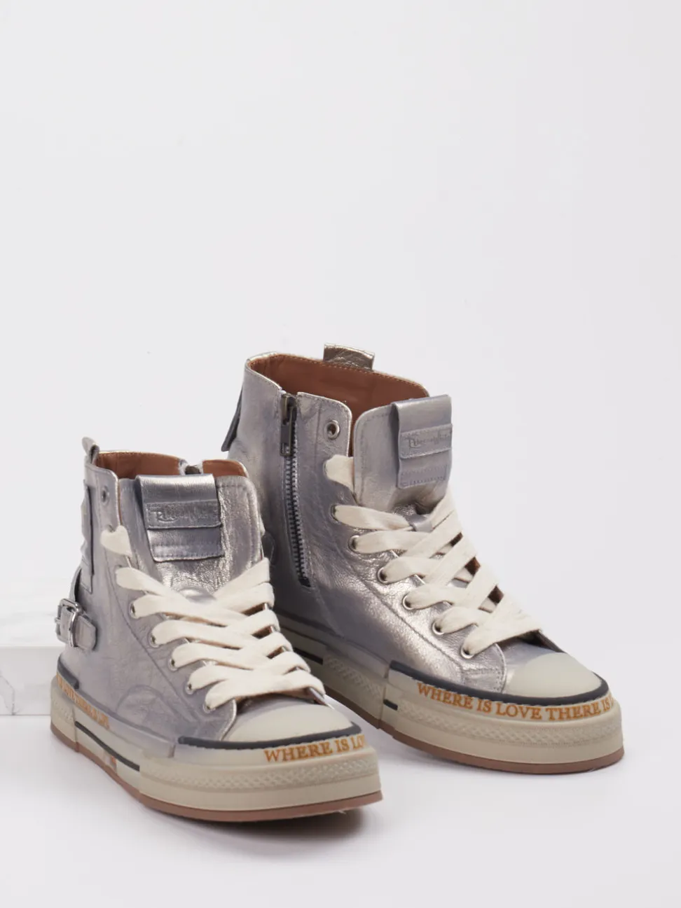Rebecca White – High-Top Sneaker aus Metallicleder silber