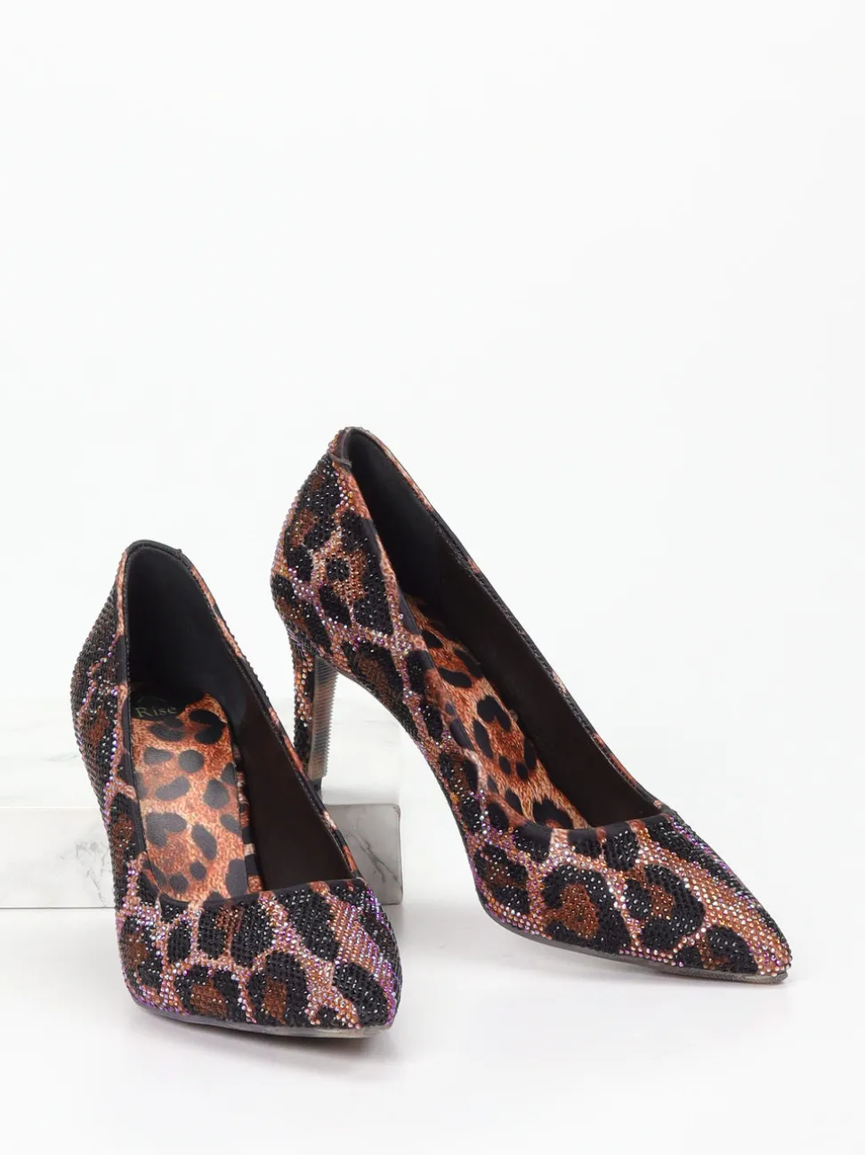 Rise – Pumps aus Textil mit Leoprint-Strassbesatz