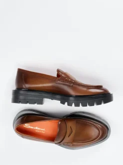 Santoni – Loafer aus Hochglanzleder in Braun