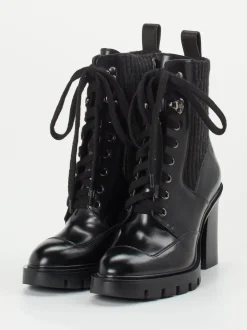 Santoni – Schnürstiefelette aus Hochglanzleder Schwarz