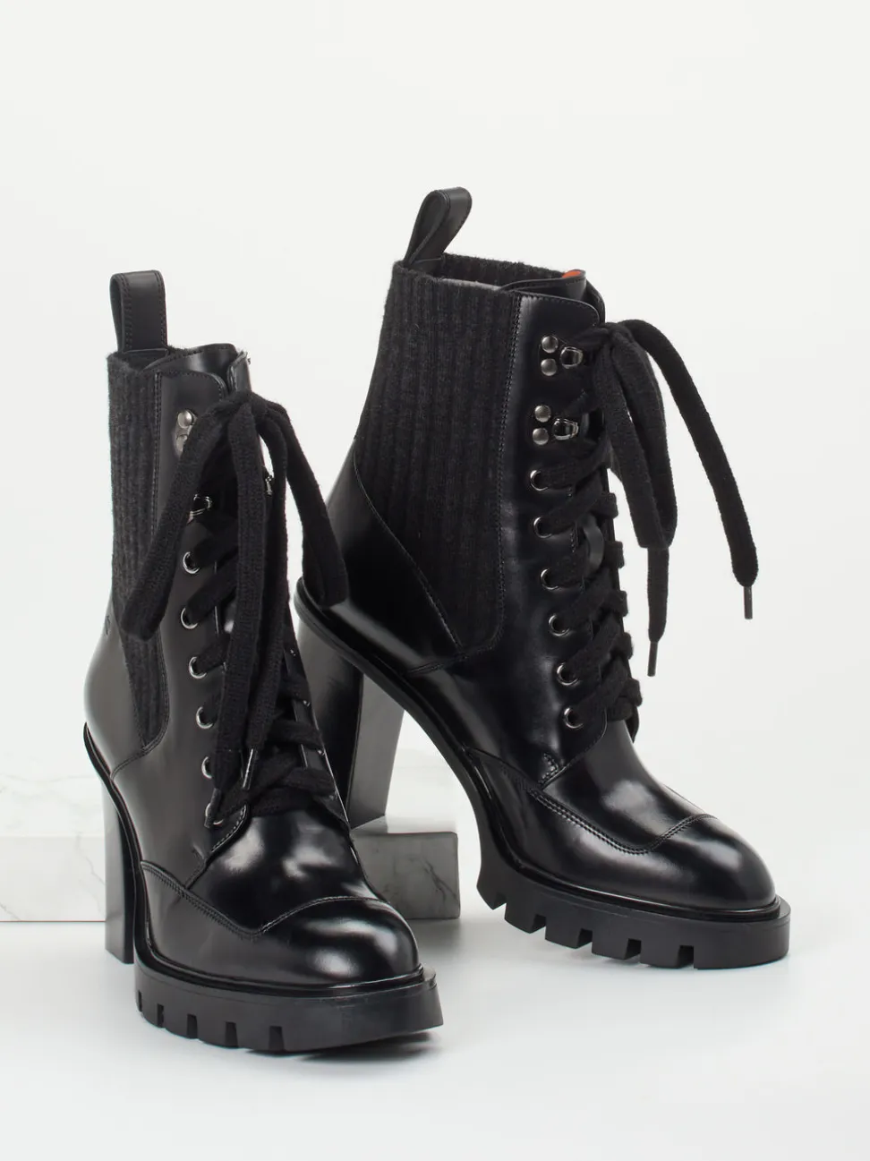 Santoni – Schnürstiefelette aus Hochglanzleder Schwarz