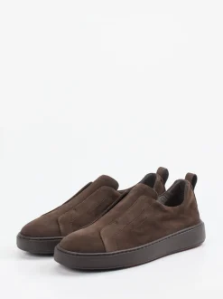 Santoni – Slip-On Sneaker aus Veloursleder braun