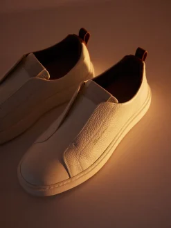 Santoni – Slip-On Sneaker aus Kalbleder cremeweiß