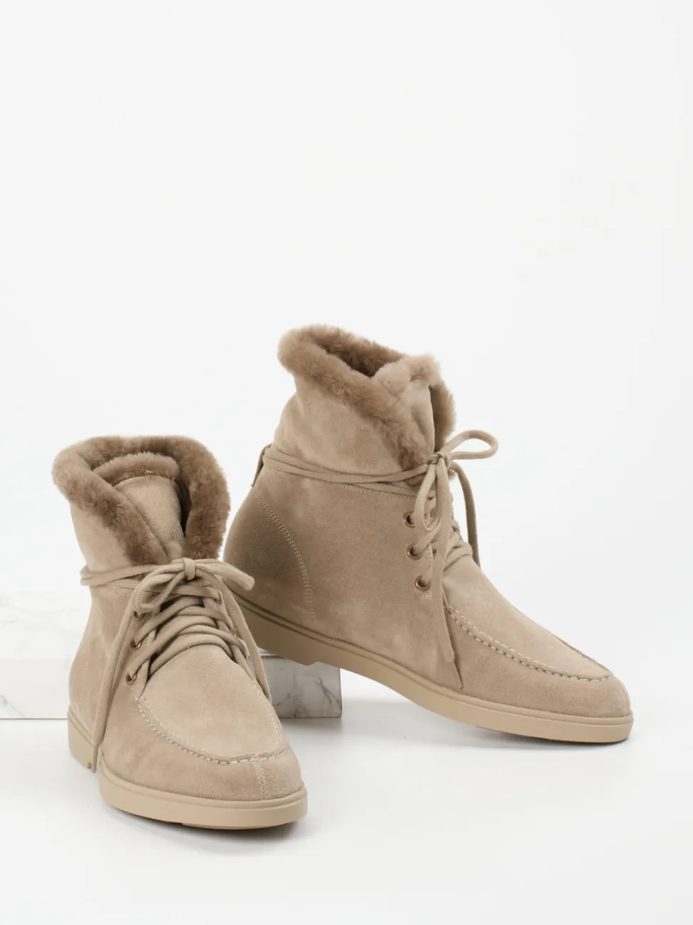 Santoni – Stiefelette aus Veloursleder grau