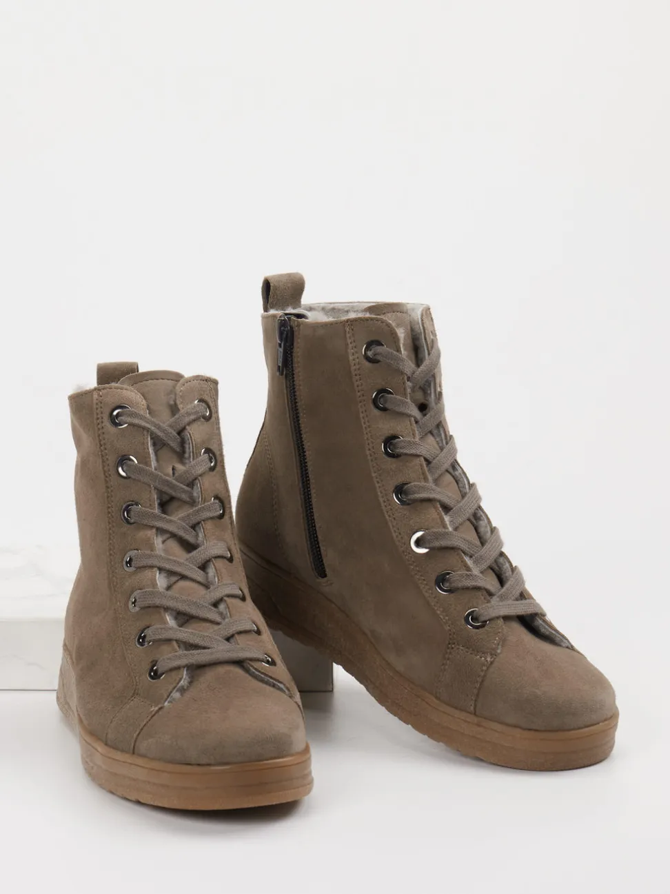 Semler – Schnürboots aus Veloursleder in Taupe