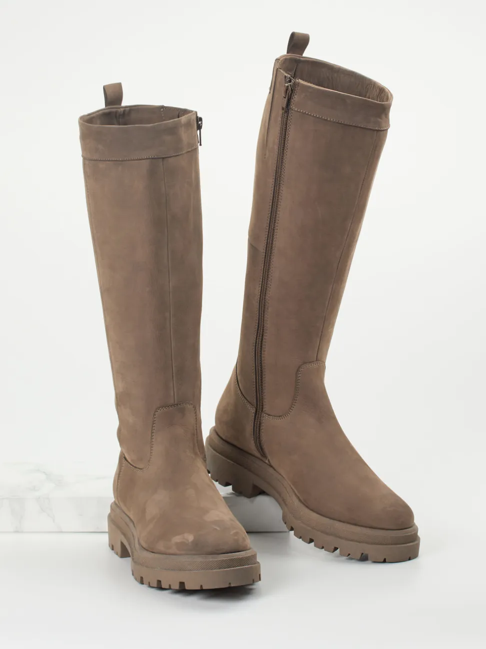 Sioux – Kniehohe Stiefel aus Nubukleder braun