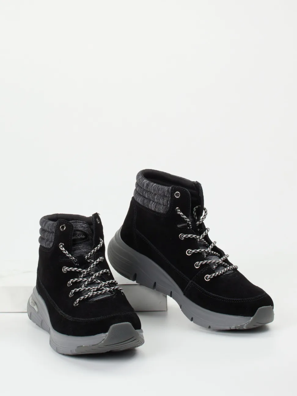 Skechers – Schnürboots aus Veloursleder schwarz