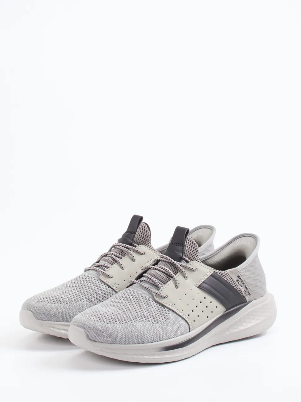 Skechers – Slip-On Sneaker aus Textil in Grau