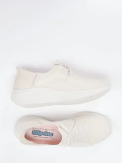 Skechers – Slip-On Sneaker aus Textil in Cremeweiß