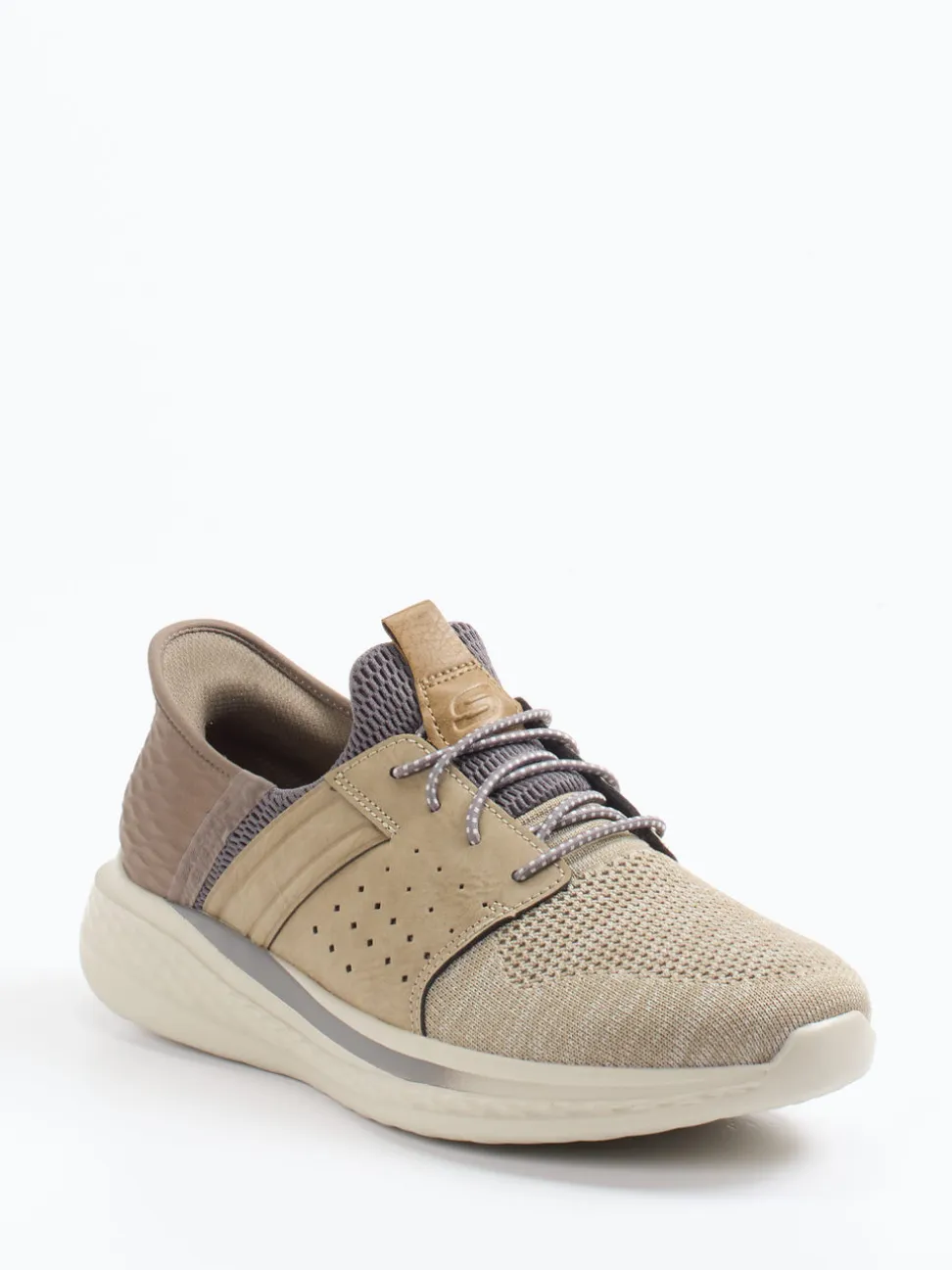 Skechers – Slip-On Sneaker aus Textil in Braun