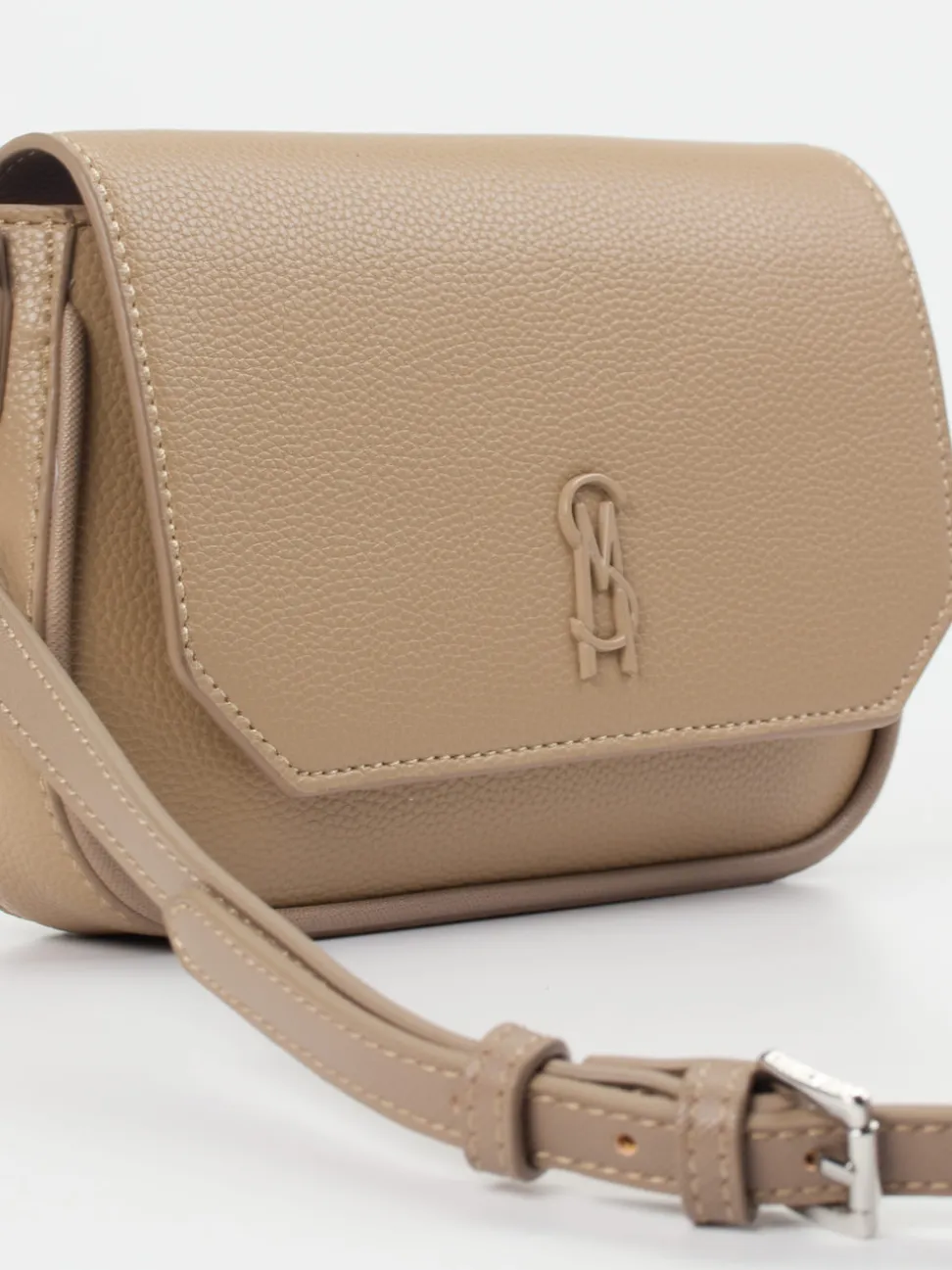 Steve Madden – Crossbody Bag aus Leder in Taupe