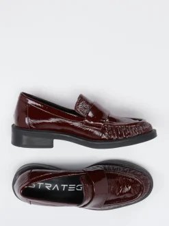 Strategia – Loafer aus Lackleder in Bordeauxrot