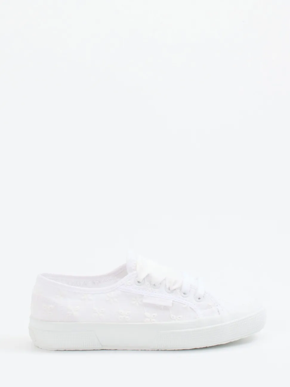 Superga – Low-Top Sneaker aus Textil mit Spitzenoptik
