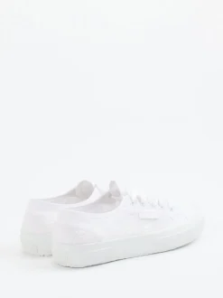 Superga – Low-Top Sneaker aus Textil mit Spitzenoptik