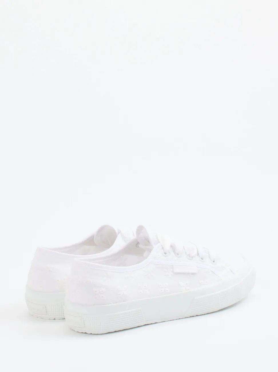 Superga – Low-Top Sneaker aus Textil mit Spitzenoptik