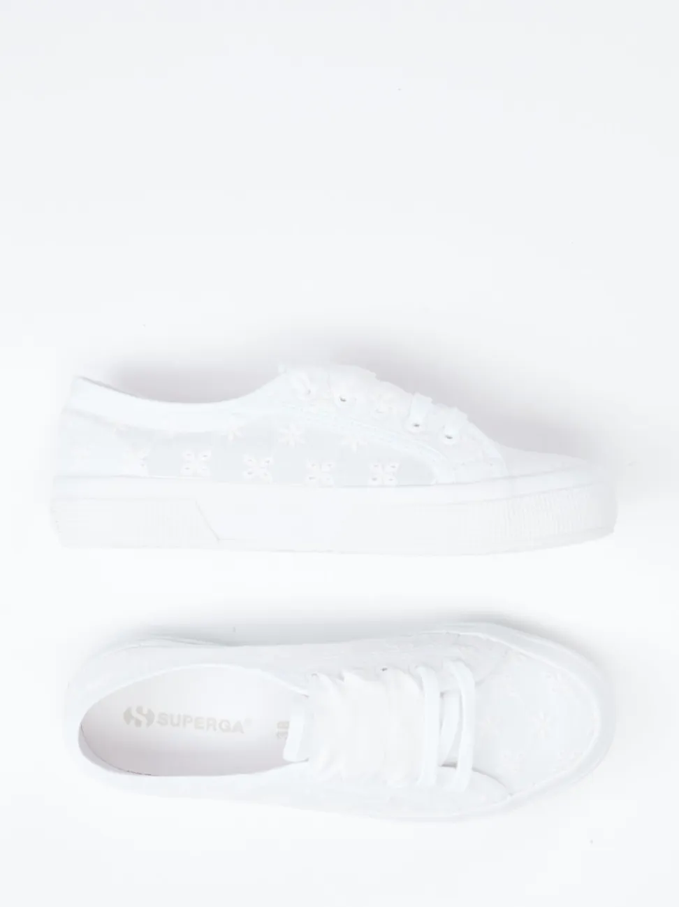 Superga – Low-Top Sneaker aus Textil mit Spitzenoptik