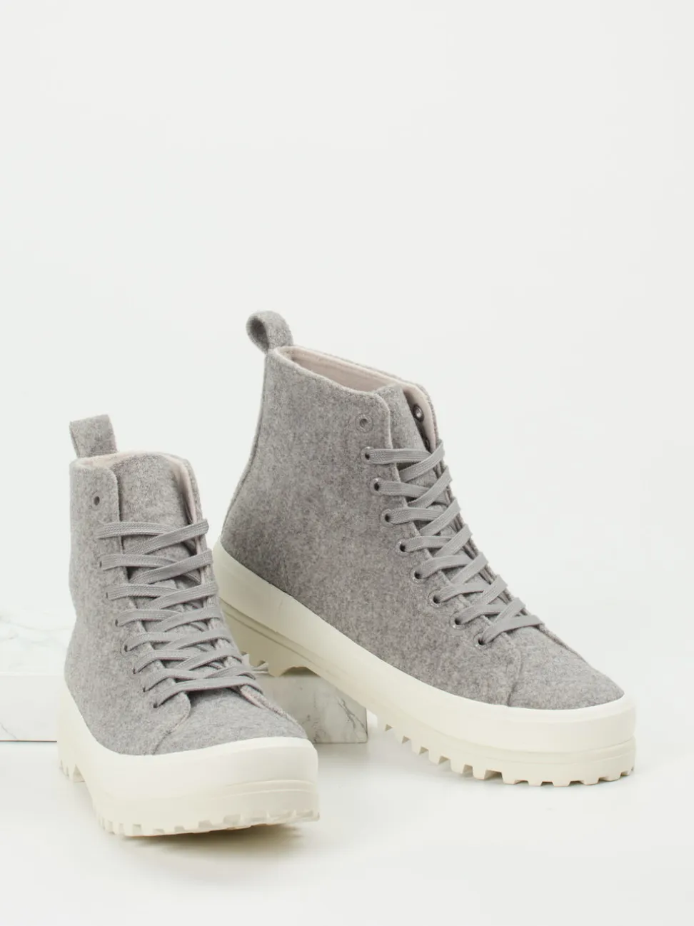 Superga – Schnürboots aus Filztextil Hellgrau