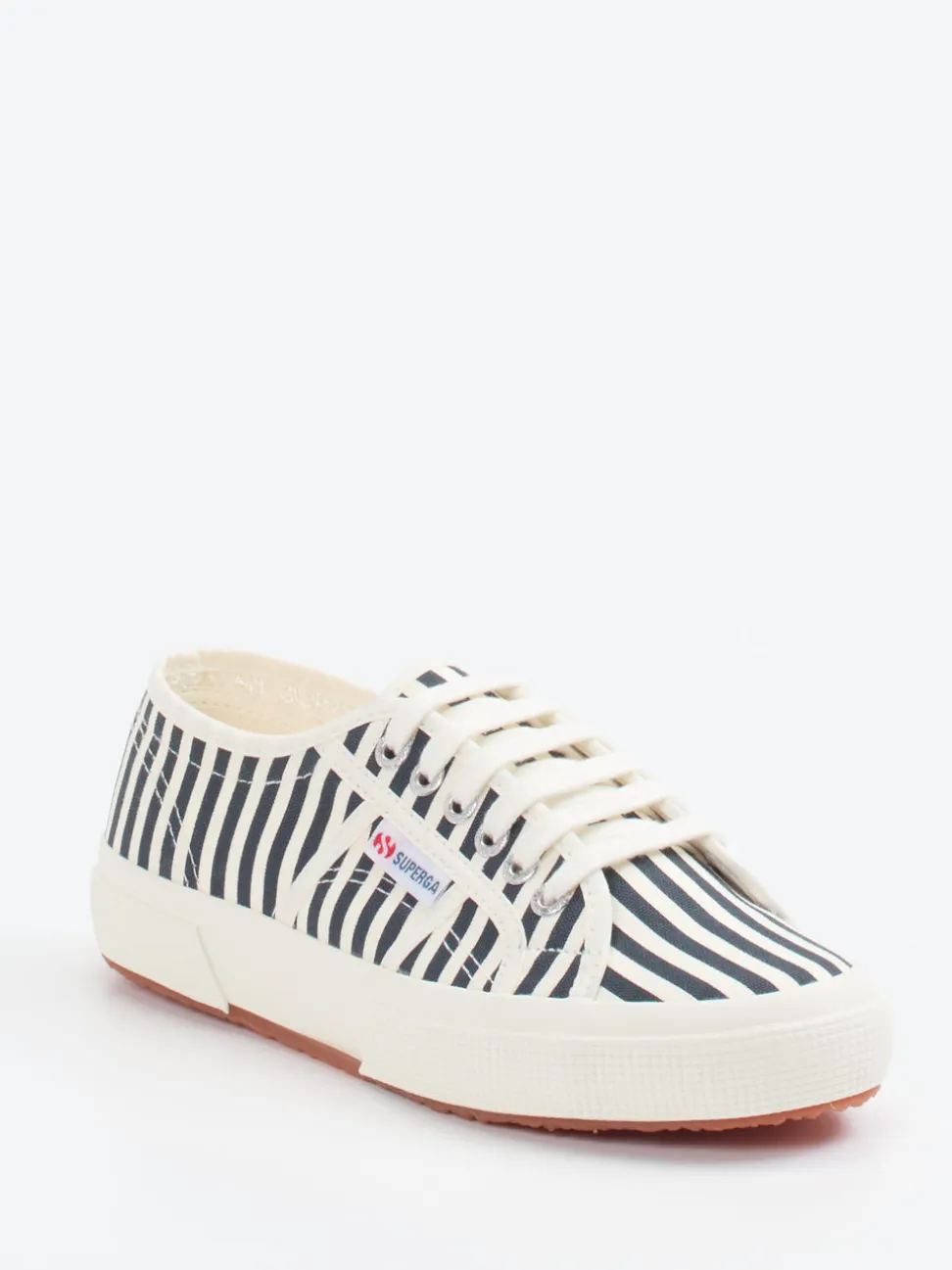 Superga – Sneaker aus Canvas in Cremeweiß