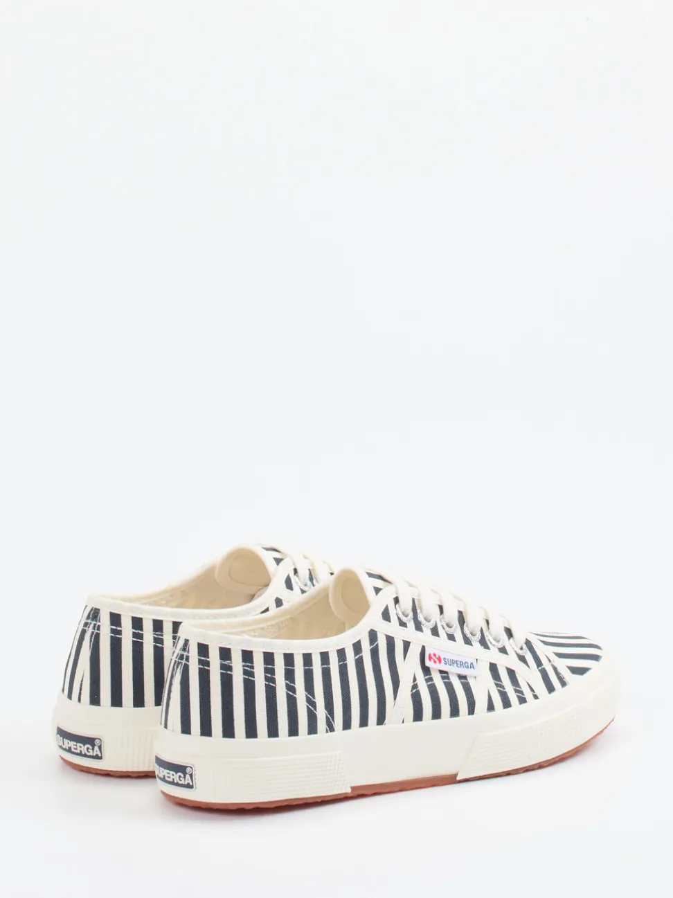 Superga – Sneaker aus Canvas in Cremeweiß