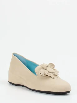 Thierry Rabotin – Keilpumps aus Veloursleder Beige