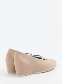 Thierry Rabotin – Keilpumps aus Veloursleder Beige