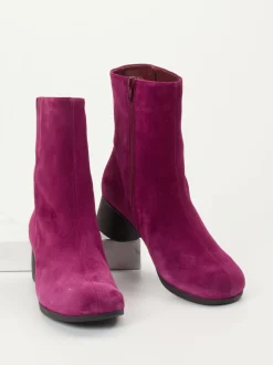 Think – Ankle Boots aus Veloursleder in Beerenrot