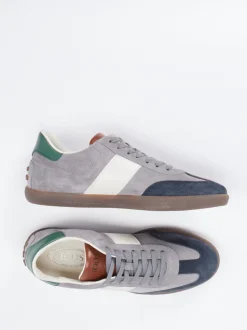 Tod's – Sneaker aus Veloursleder in Hellgrau