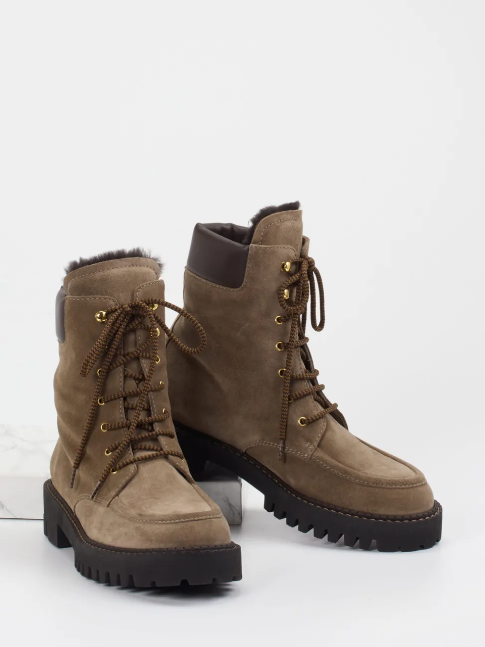 Truman's – Schnürboots aus Veloursleder in Braun