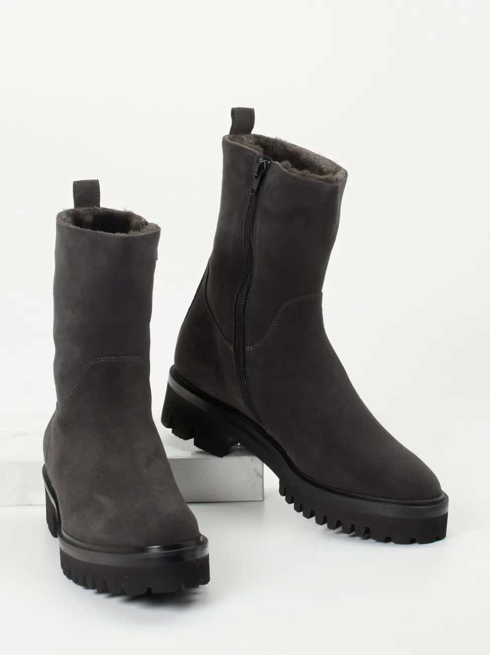 Truman's – Stiefeletten aus Veloursleder in Grau