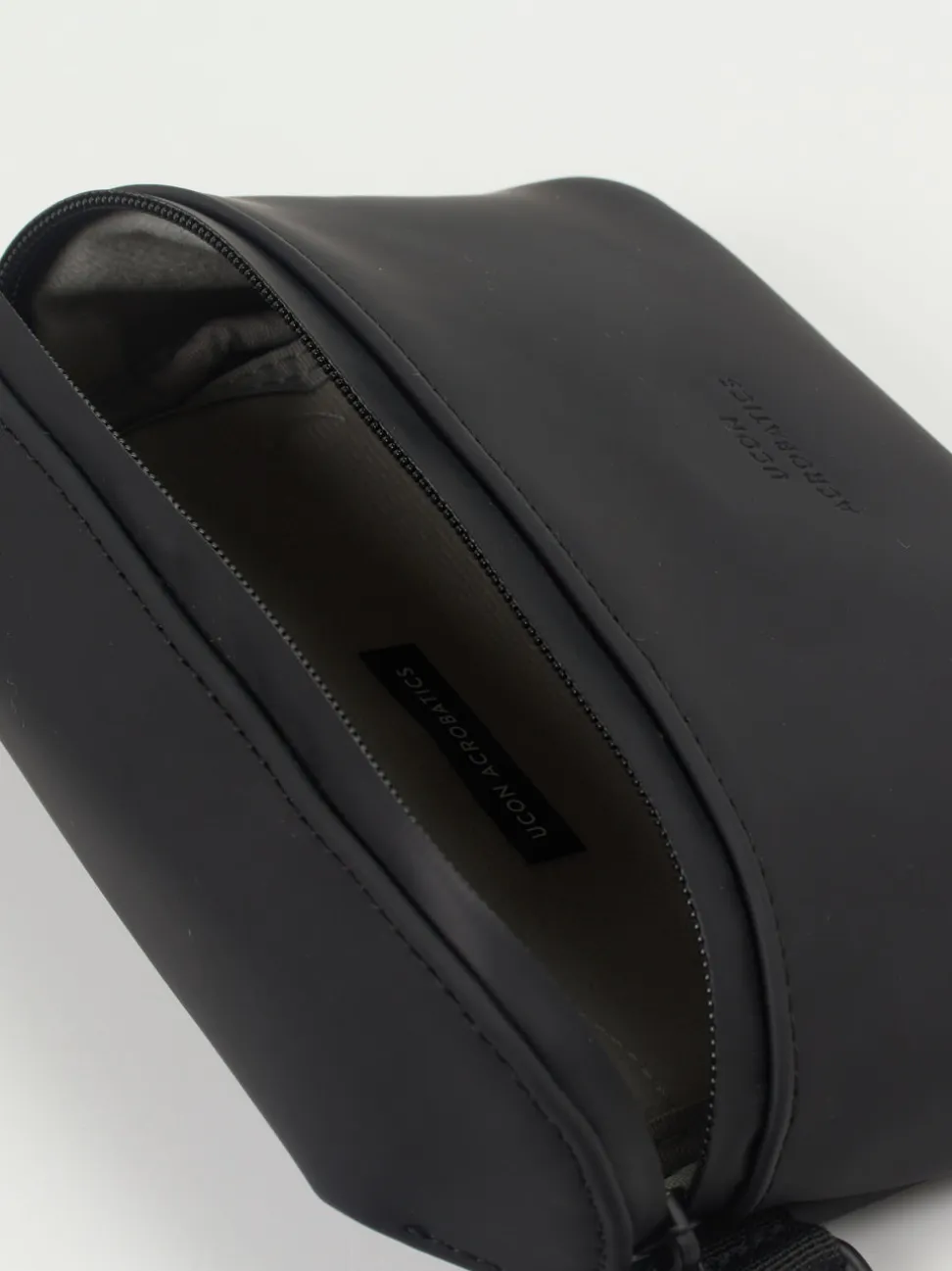 Ucon Acrobatics – Crossbody Bag aus PU in Schwarz