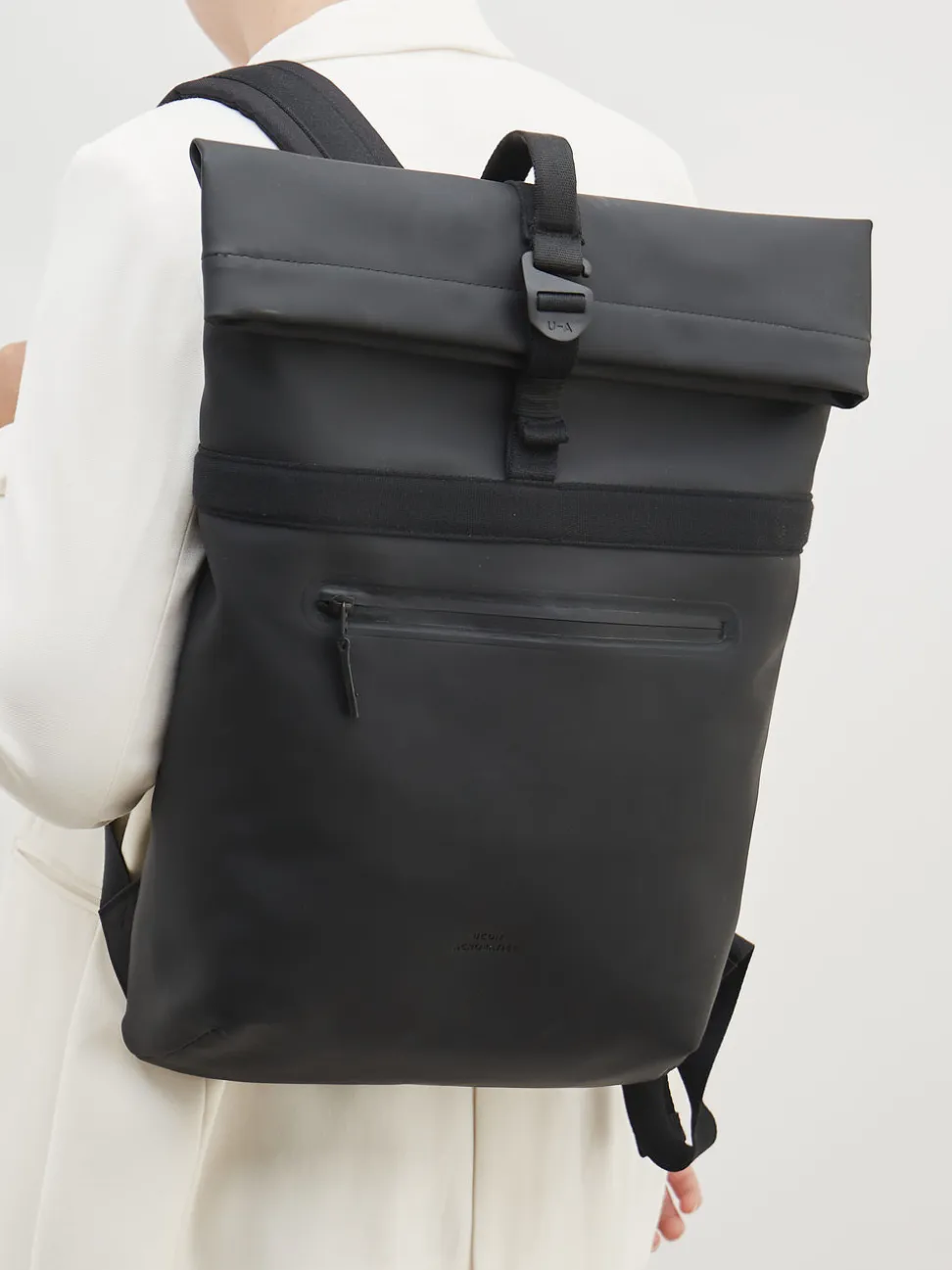 Ucon Acrobatics – Rolltop-Rucksack aus PU in Schwarz