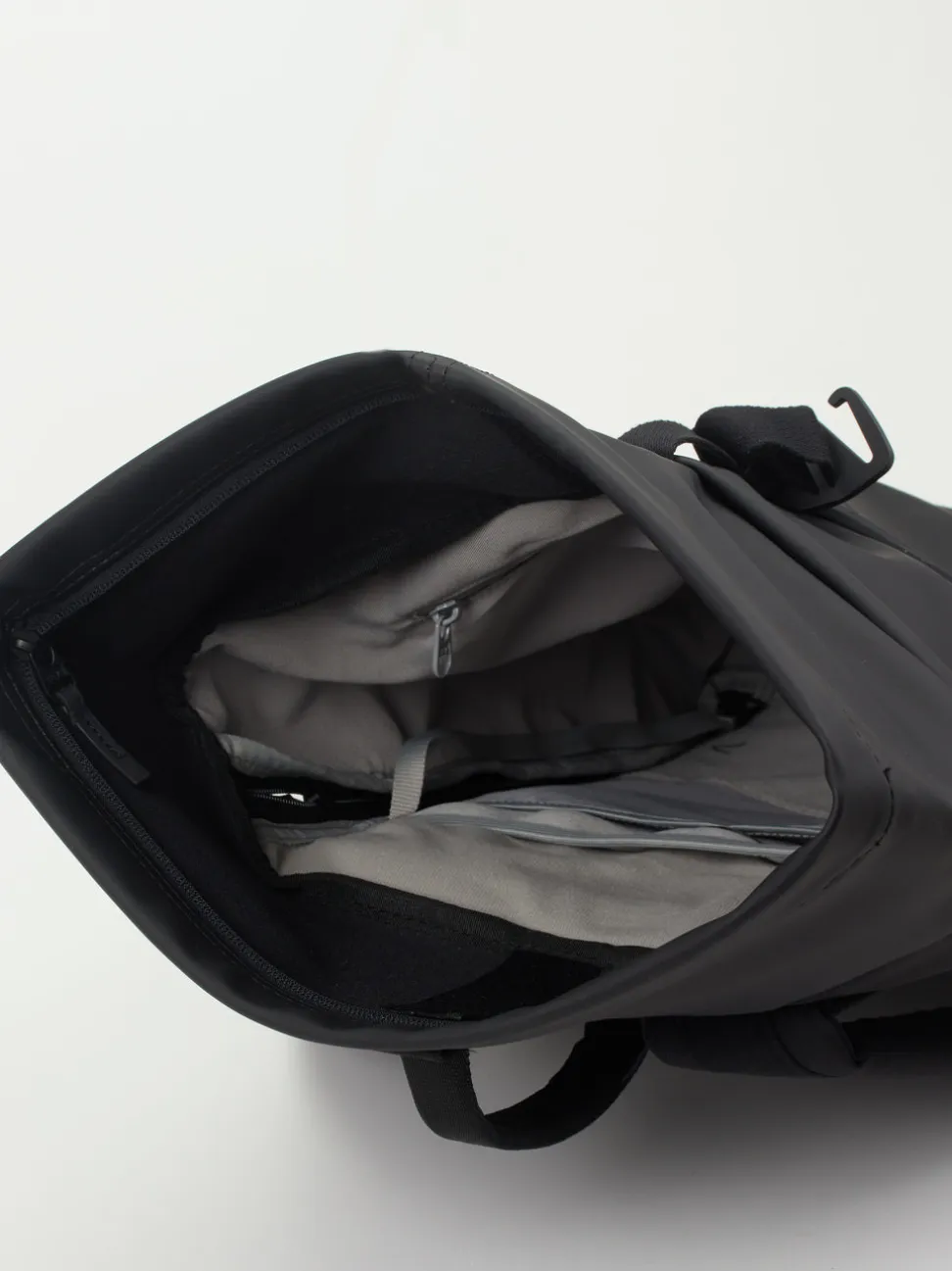 Ucon Acrobatics – Rolltop-Rucksack aus PU in Schwarz