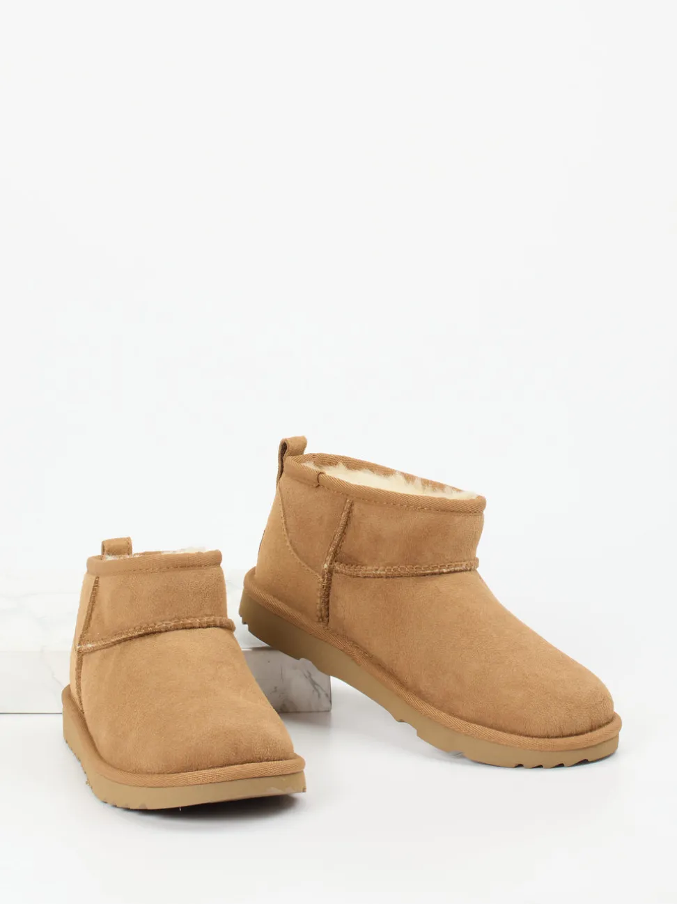 UGG – Ankle Boots aus Veloursleder karamellbraun