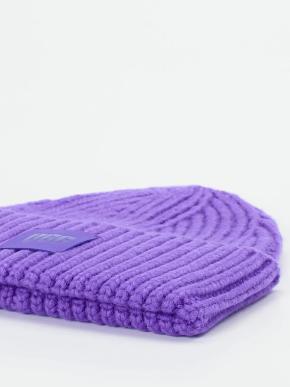 UGG – Beanie aus Strickmaterial in Violett