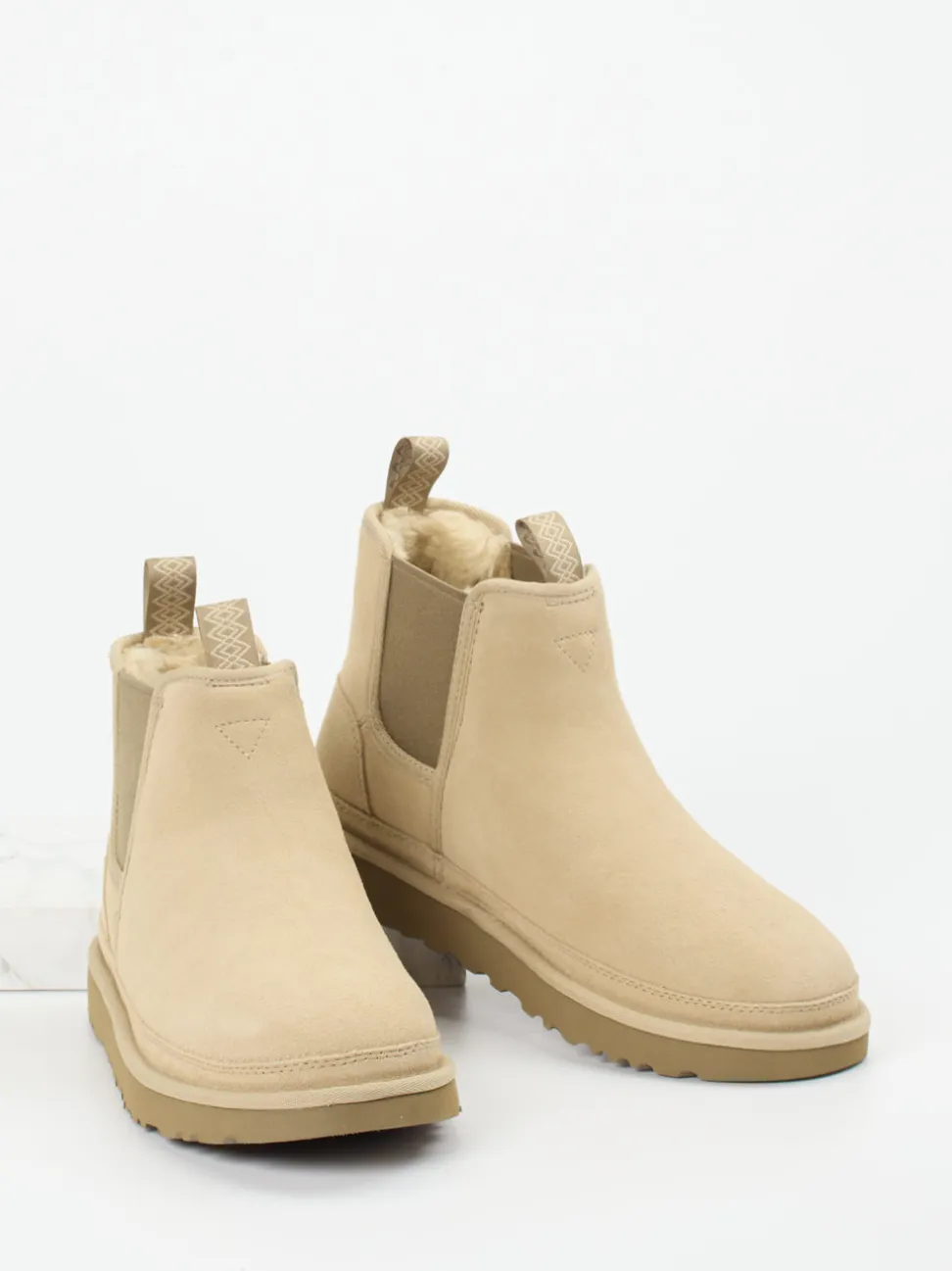 UGG – Chelsea Boots aus Veloursleder sandbeige