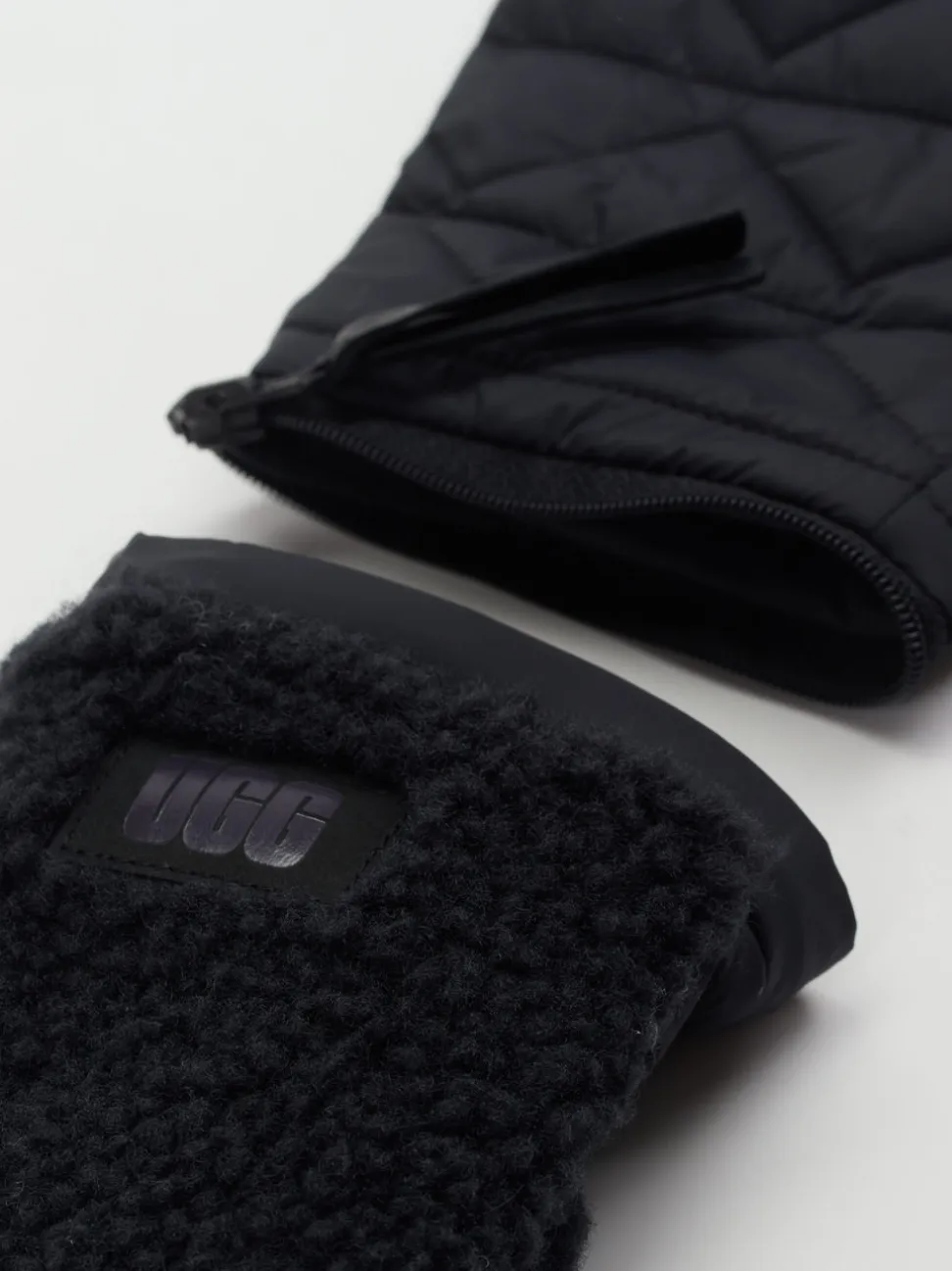 UGG – Fingerhandschuhe aus Textil in Schwarz