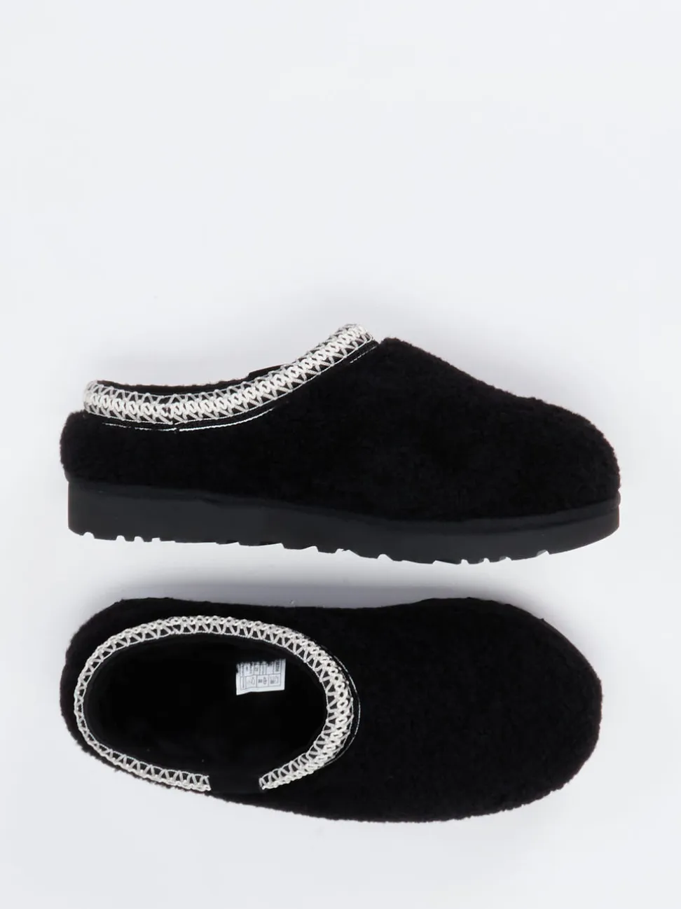 UGG – Hausschuh aus Fell in Schwarz mit Bouclé