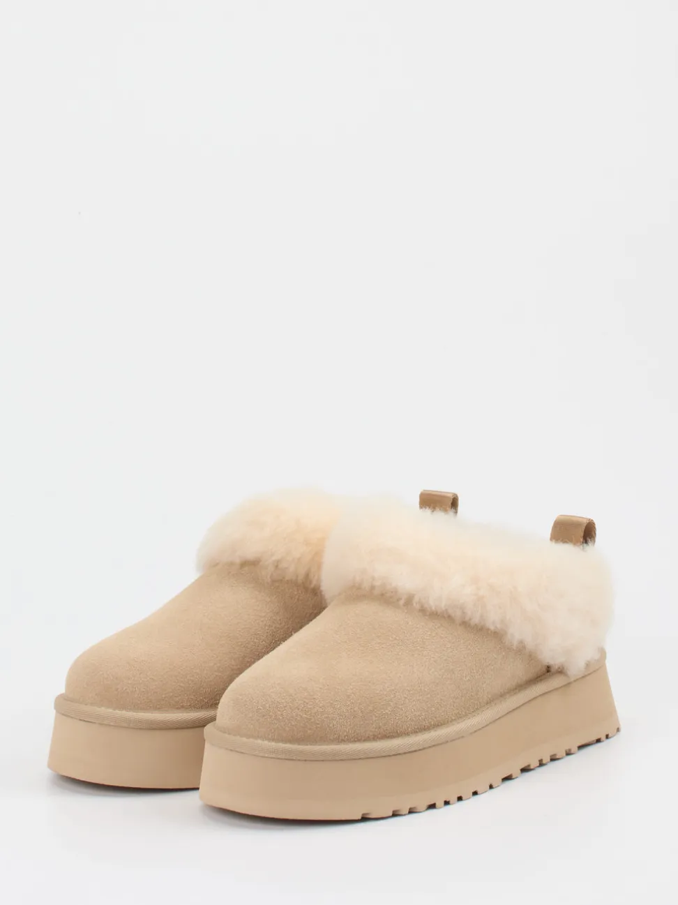 UGG – Hausschuh aus Veloursleder mit Lammfell