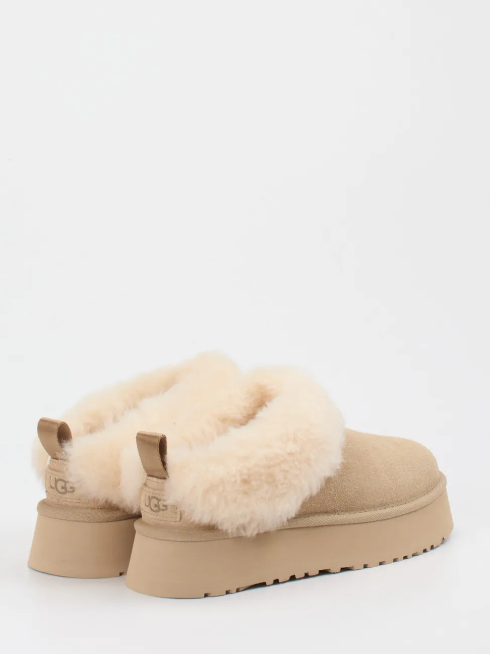 UGG – Hausschuh aus Veloursleder mit Lammfell