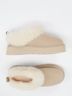 UGG – Hausschuh aus Veloursleder mit Lammfell